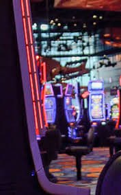 Dealer thật tại bàn live casino win777 qua màn hình video rõ nét